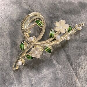 Elegant Floral Hair Clip with Pearls
